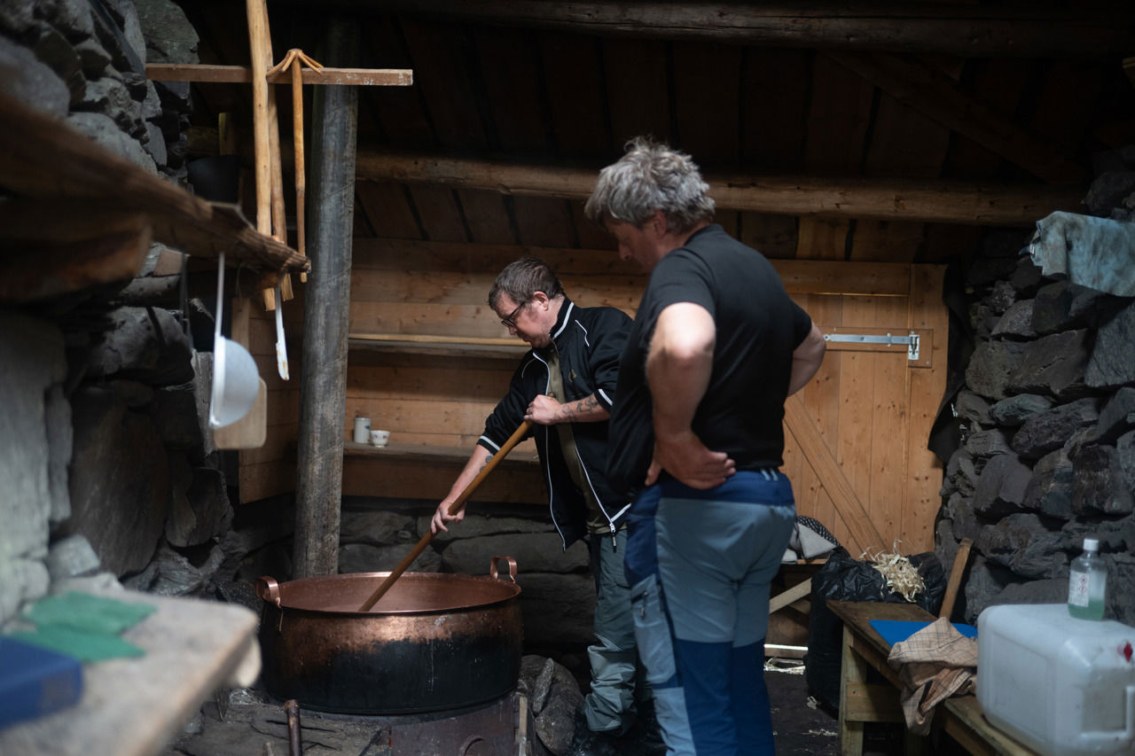 Elev lærer tradisjonell ysting på stølen i Aurlandsdalen som del av undervisninga.