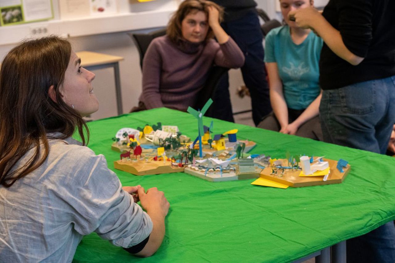 Elevar i klasserommet på Sogn Jord- og Hagebruksskule som jobbar med modellbygging og økologisk planlegging i grupper.