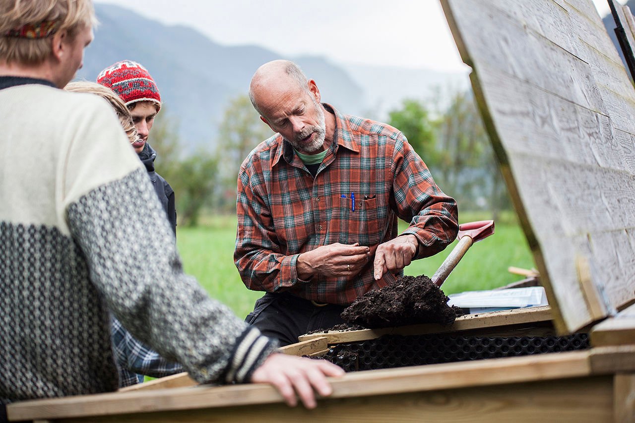 Teacher demonstrating soil quality and regenerative organic farming methods to students at Sogn Jord- og Hagebruksskule.