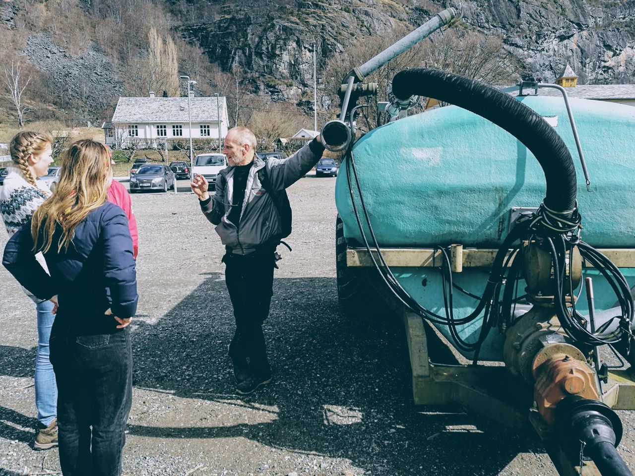 Elevgruppe får undervisning om gjødseltank og landbruksmaskiner på naturbruk.