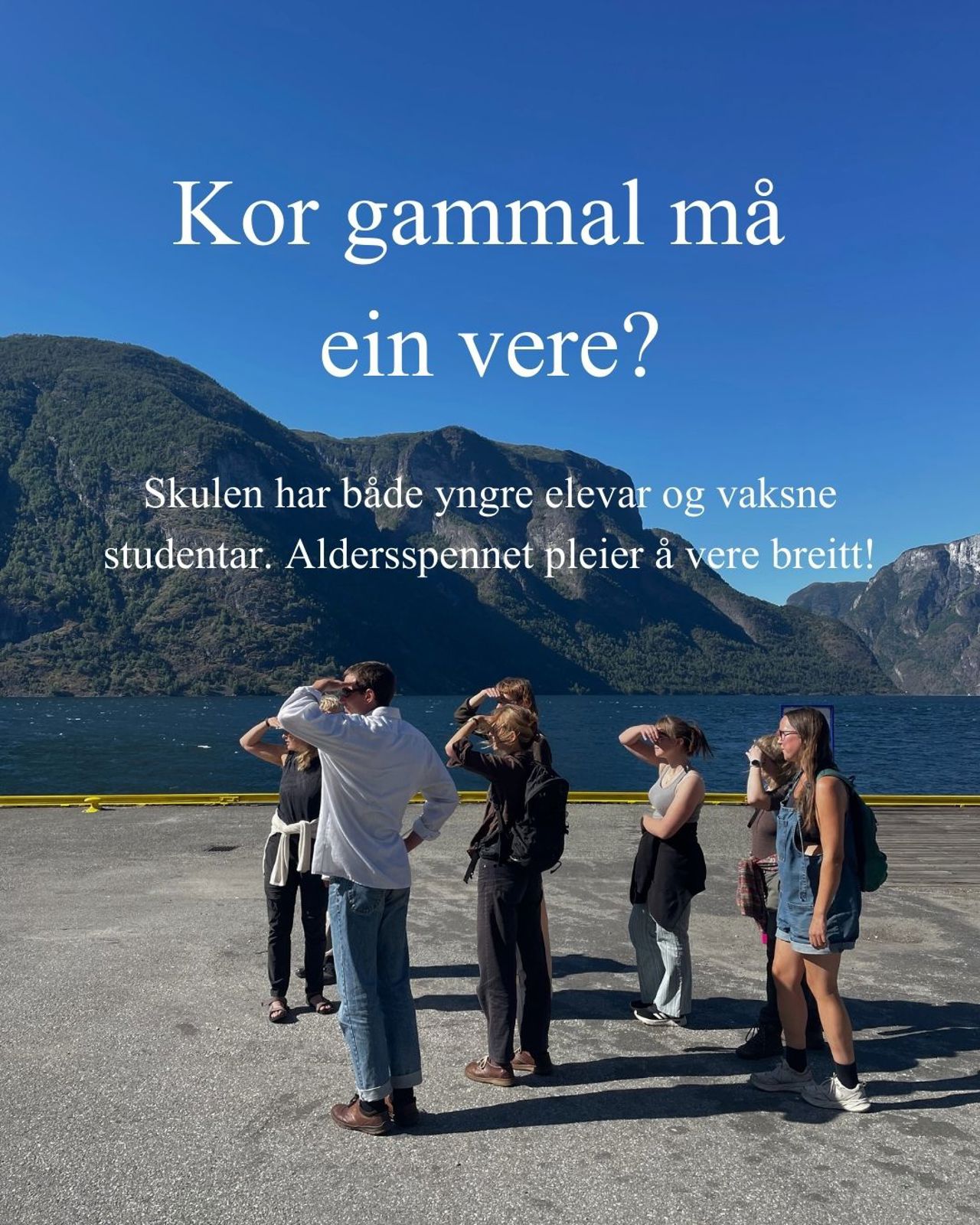 Elevar frå Sogn Jord- og Hagebruksskule står ved fjorden med fjellandskap rundt seg.