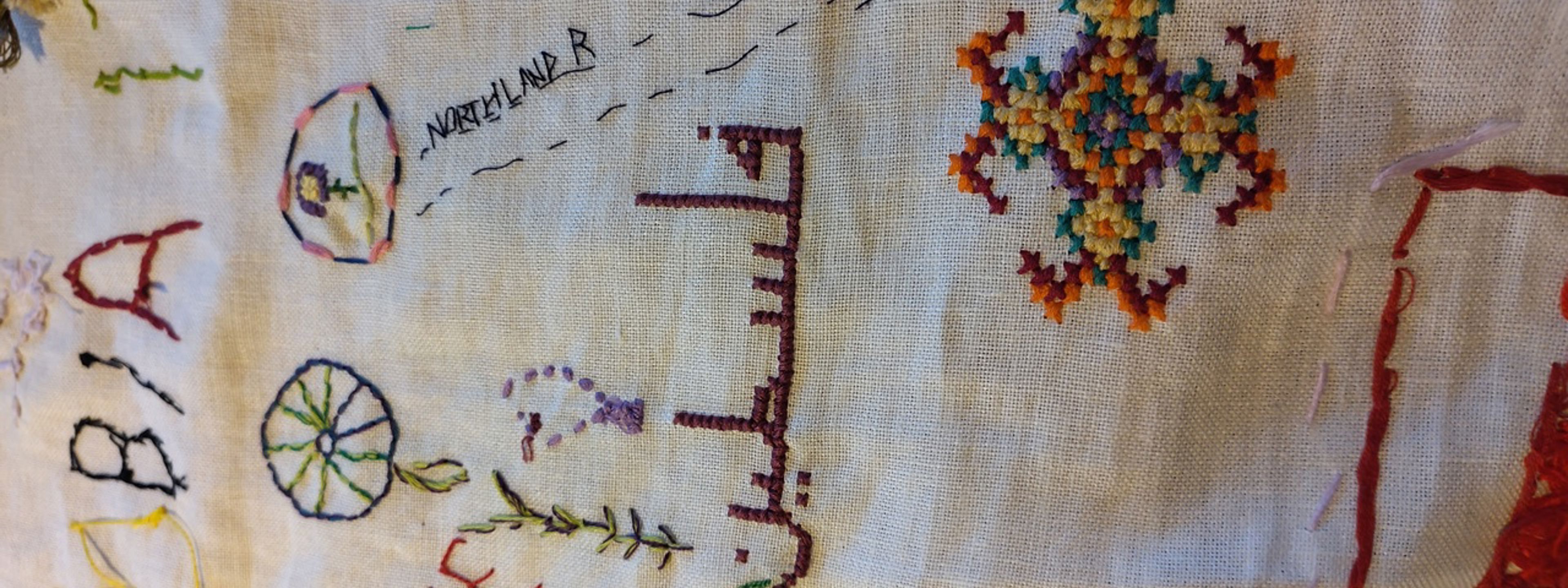 Broderidetalj frå «The Stitch Project», eit internasjonalt kunstprosjekt vist under fredsseminaret «Tusenhjarteslag»