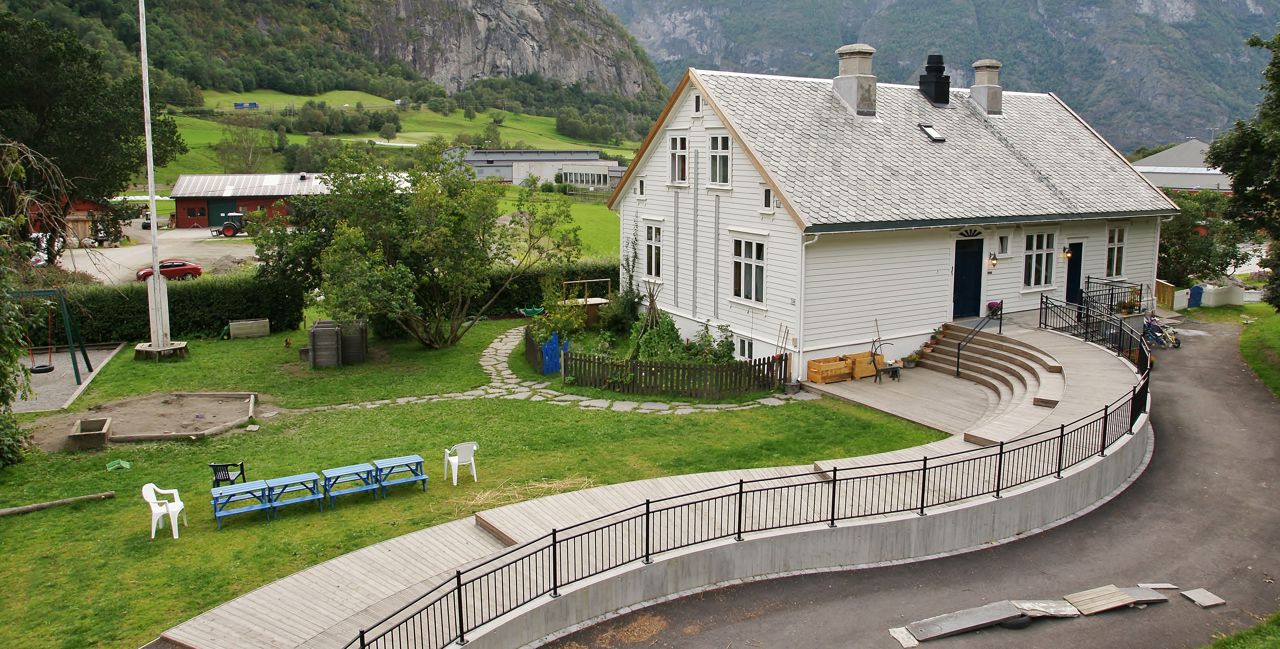 Spiren gardsbarnehage på Sogn Jord- og Hagebruksskule – eit lyst og triveleg hus omgitt av grøntområde, eplehage og leikeplass.