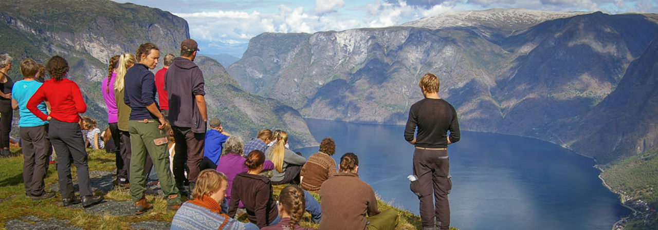 Elevar frå Sogn Jord- og Hagebruksskule på tur med utsikt over Aurlandsfjorden, som del av naturbruksutdanninga.