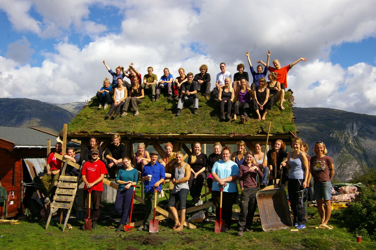 Elevane ved Sogn Jord- og Hagebruksskule under praktisk arbeid på skulegarden – læring i natur og fellesskap.