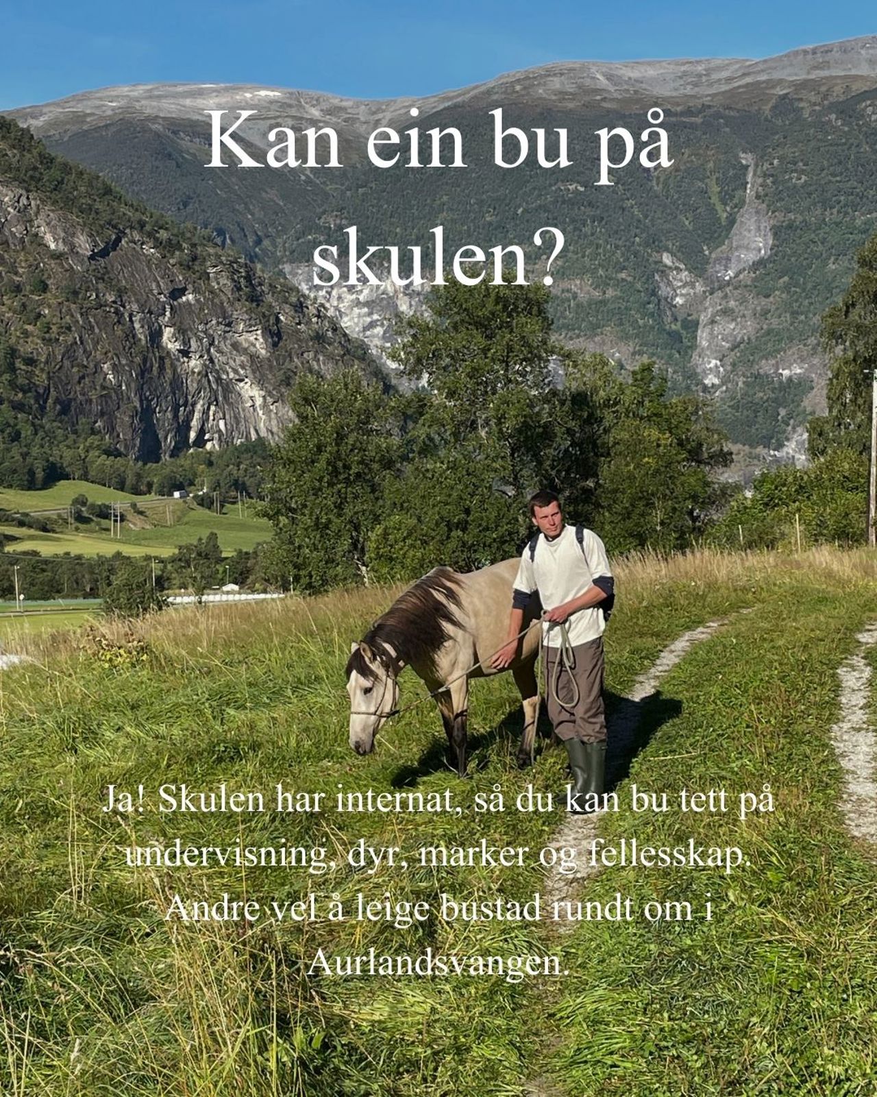 Elevar ror båt på fjorden med foss og bratte fjell i bakgrunnen i Aurland.