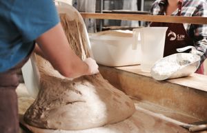 Deltakarar på bakekurs arbeider med brøddeig, surdeig og urkorn i Lærdal