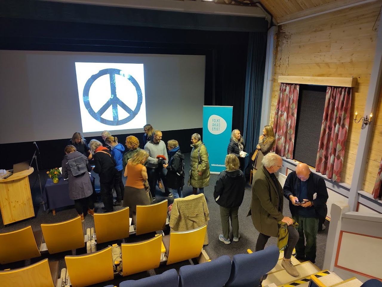 Deltakarar i samtale og møte under fredsseminaret «Tusenhjarteslag», arrangert av Folkeakademiet Aurland.