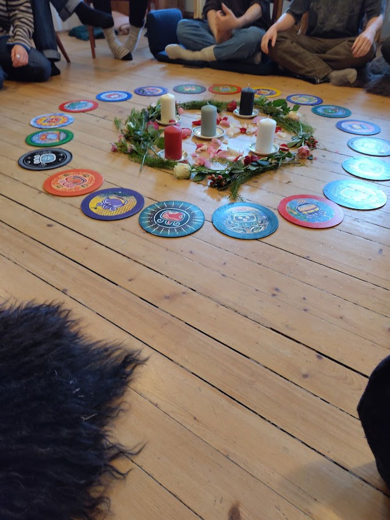 Kakaoseremoni og samlingssirkel under fredsseminaret «Tusenhjarteslag» i Aurland.