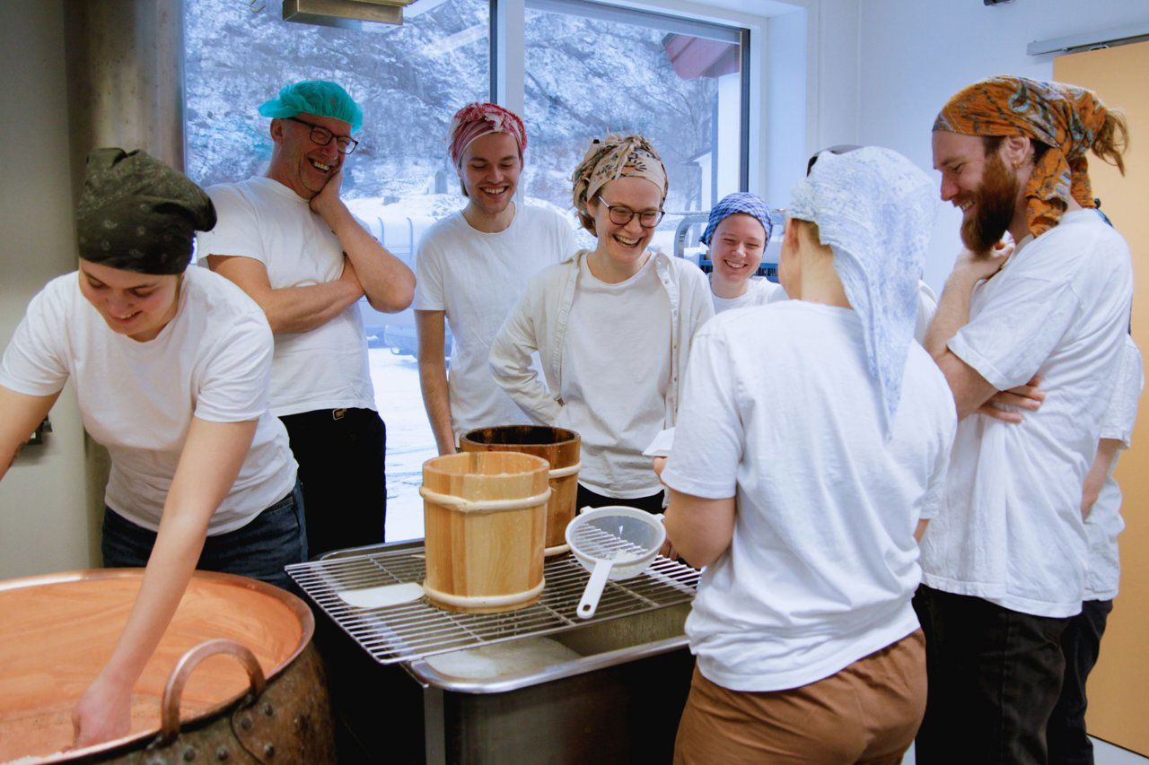 Elevane i ysterrommet jobbar saman med økologisk ysting og lærer praktiske ferdigheiter i matproduksjon.