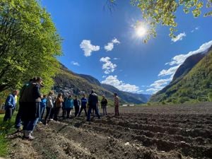 Elevar og lærar i praktisk undervisning på jordet ved Sogn Jord- og Hagebruksskule