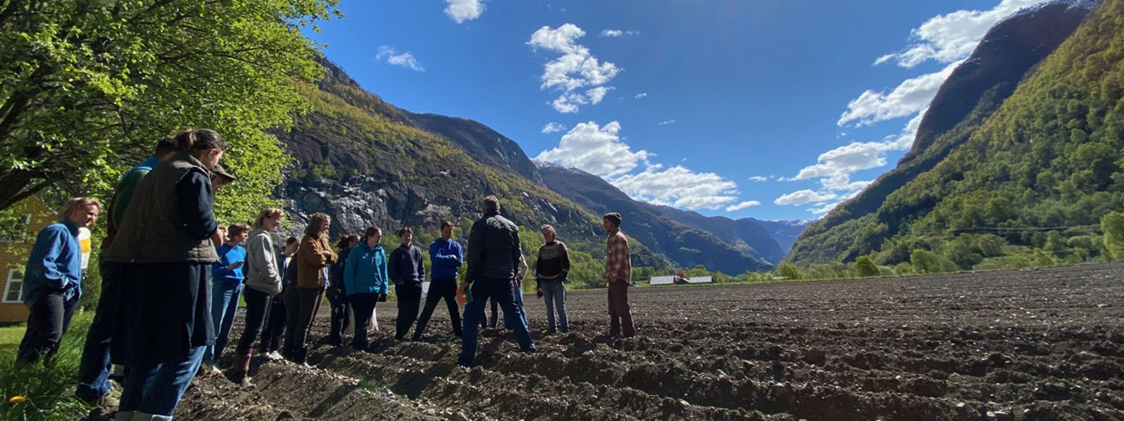 Elevar og lærar i praktisk undervisning på jordet ved Sogn Jord- og Hagebruksskule