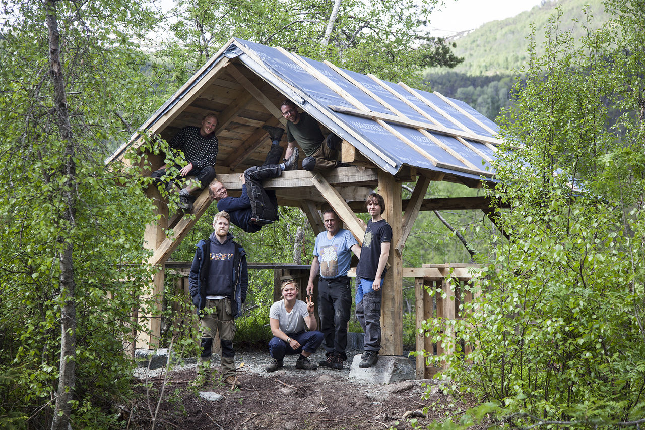 Elevar arbeider med taket på eit grindbygg i skogen som del av yrkesfagleg fordjuping bygg ved SJH.