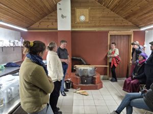 Studentar ved fagskulen i handverksysting får innføring i ysting under første samling ved Sogn Jord- og Hagebruksskule i Aurland.