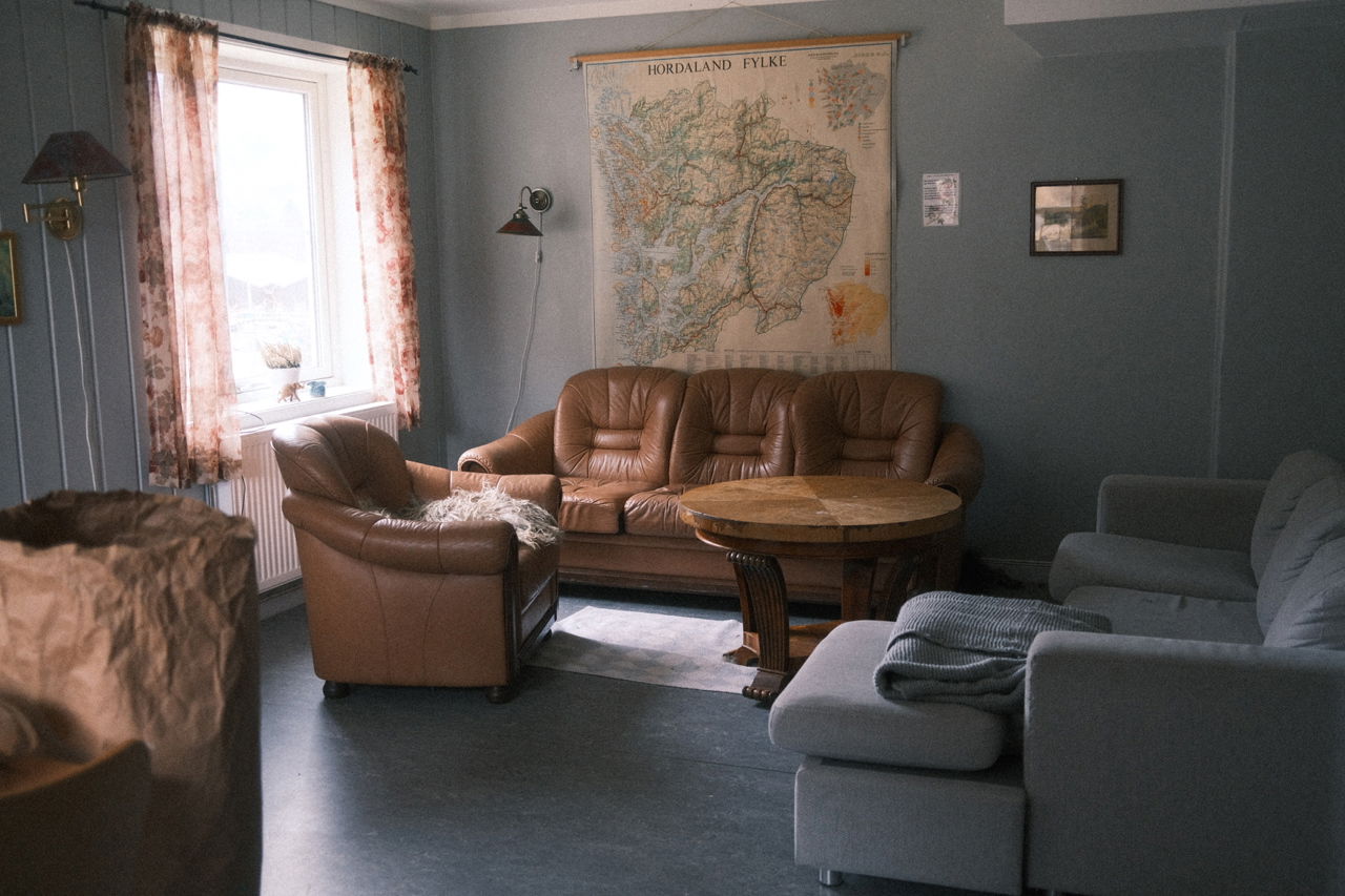 Felles stove på internatet med sofaer, lenestolar og sitjegruppe.