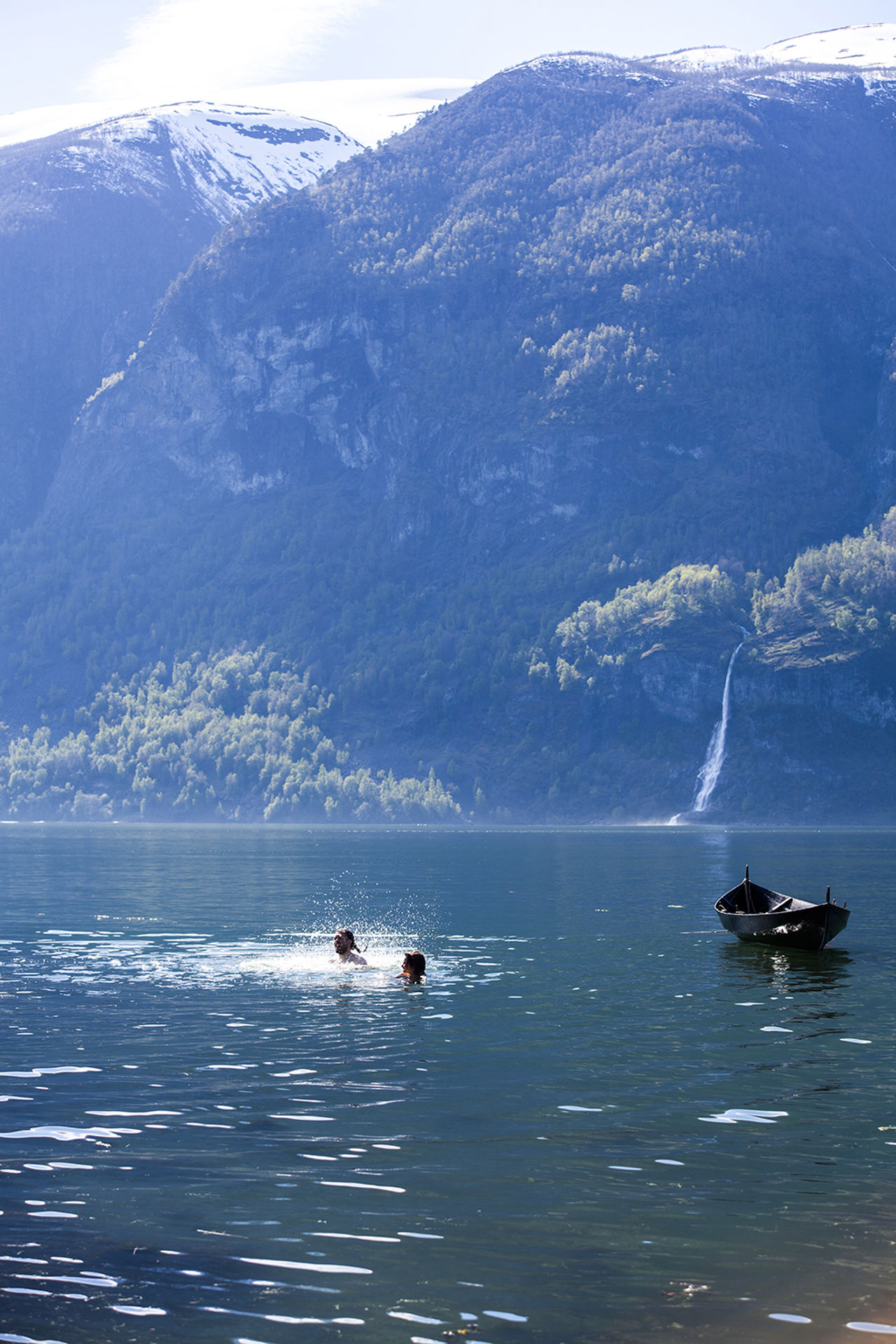 Elevar frå Sogn Jord- og Hagebruksskule bader i fjorden omgitt av fjell og fossar.