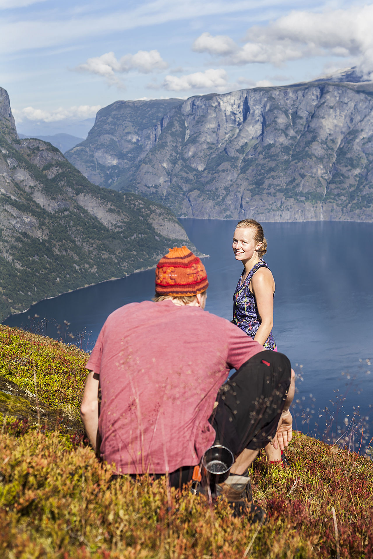 Elev frå Sogn Jord- og Hagebruksskule står på fjelltur med utsikt over Aurlandsfjorden.