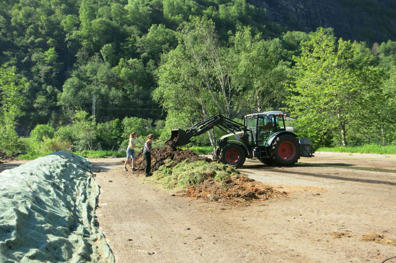 Arbeid med kompost og fôrproduksjon ved Sogn Jord- og Hagebruksskule med traktor og praktisk gardsdrift.