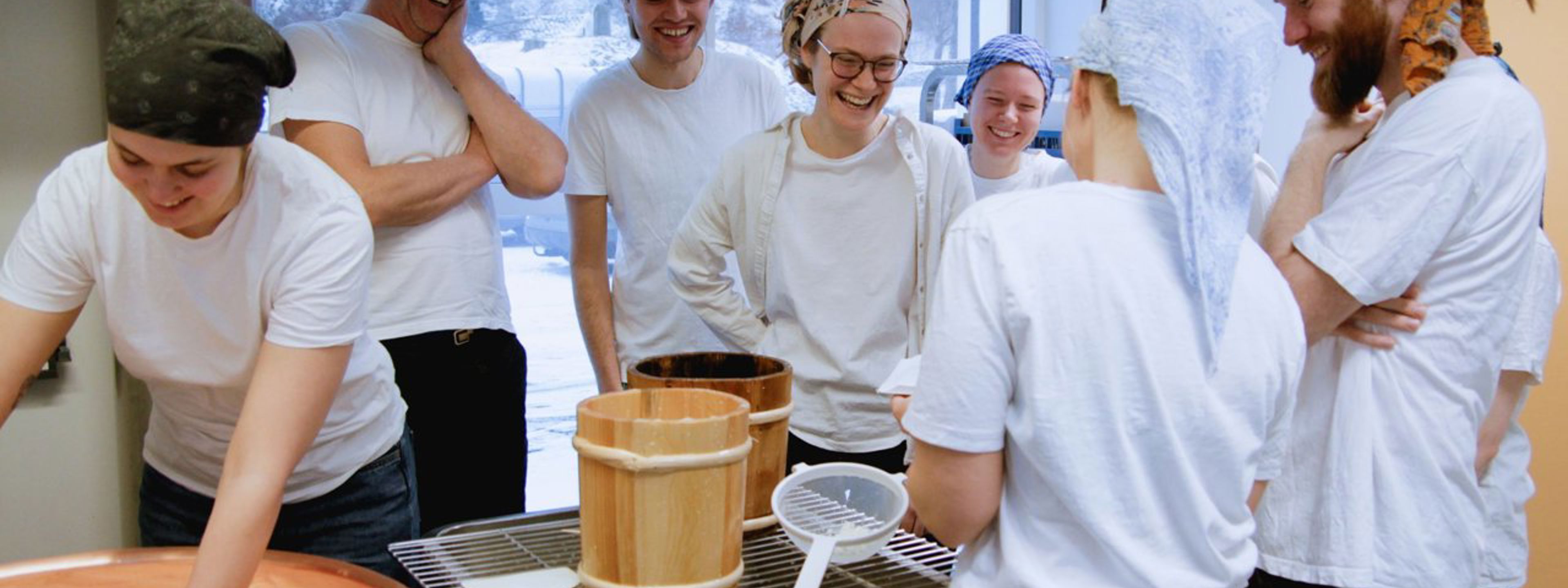 Kursdeltakarar deltek i gamalostkoking og ysting under praktisk kurs i mjølkeforedling ved Sogn Jord- og Hagebruksskule.