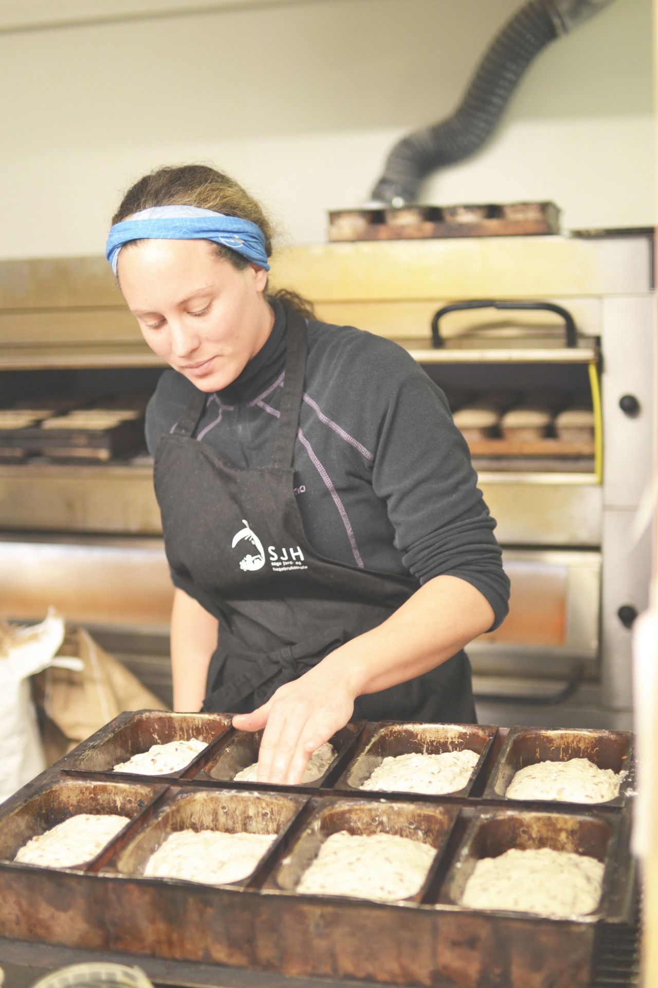 Elev formar surdeigsbrød i bakeriet som del av yrkesfagleg fordjuping i foredling ved SJH.