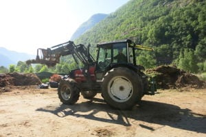 Sesongarbeid ved Sogn Jord- og Hagebruksskule i Aurland med traktor og arbeid innan økologisk husdyr- og fôrproduksjon.