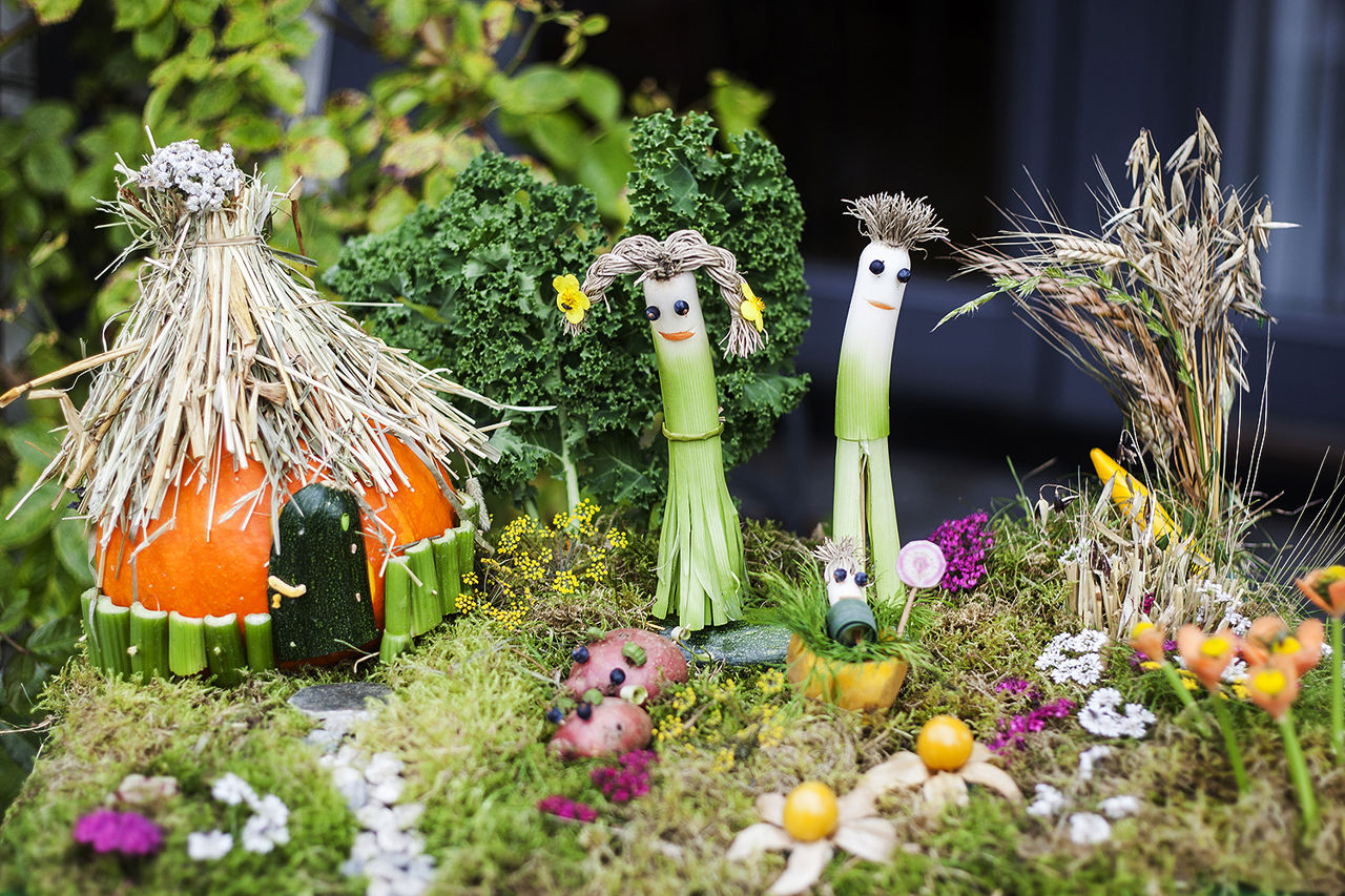 Kreativ produktutvikling i ungdomsbedrift med grønsaker og naturmateriale ved Sogn Jord- og Hagebruksskule.