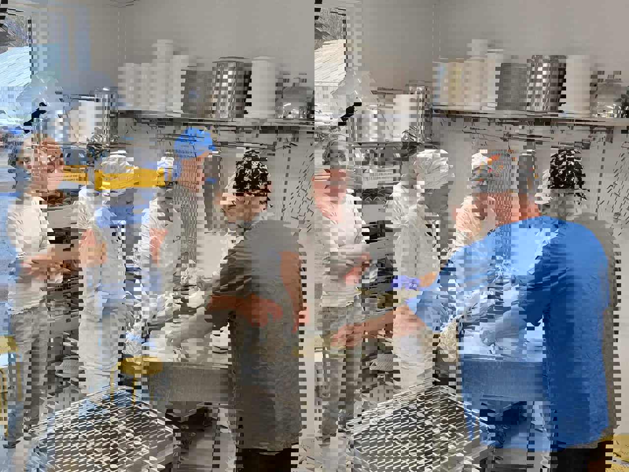 Studentar i fagskulen i handverksysting ved Sogn Jord- og Hagebruksskule får rettleiing i ysting og forming av ostemasse i skuleysteriet.