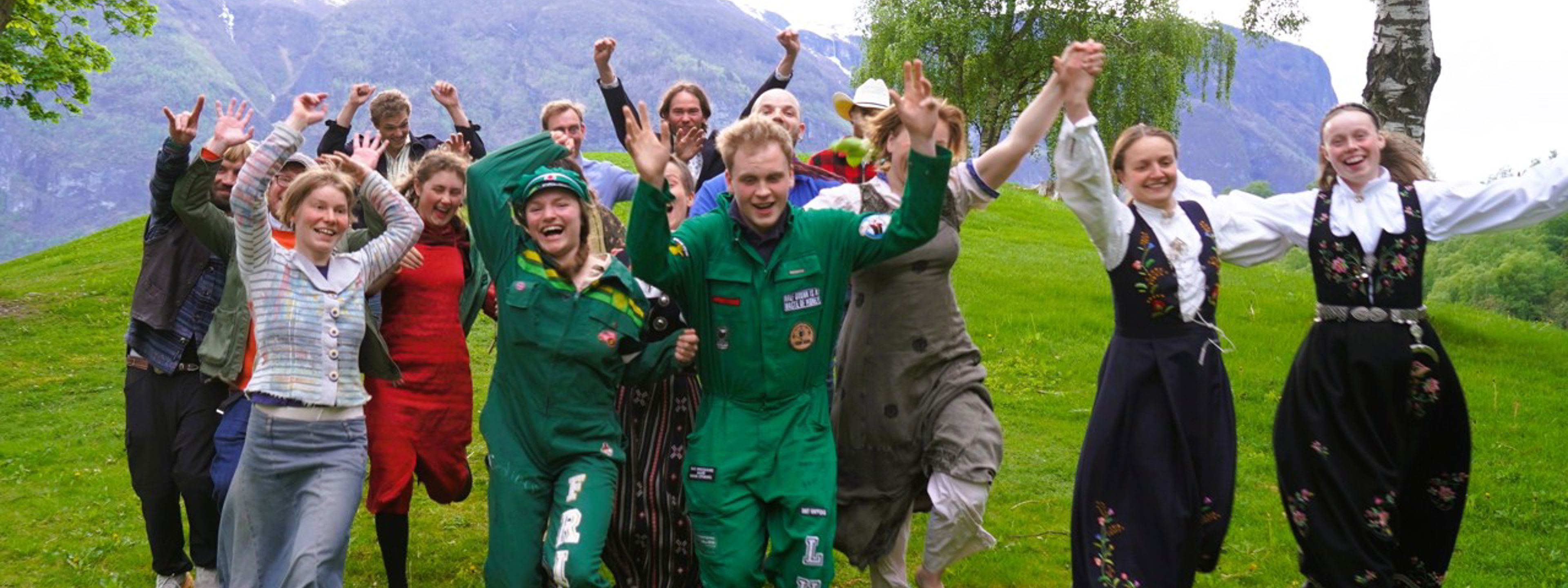 Gruppebilete av årets agronomkull ved Sogn Jord- og Hagebruksskule som hoppar av glede etter uteksamineringa.