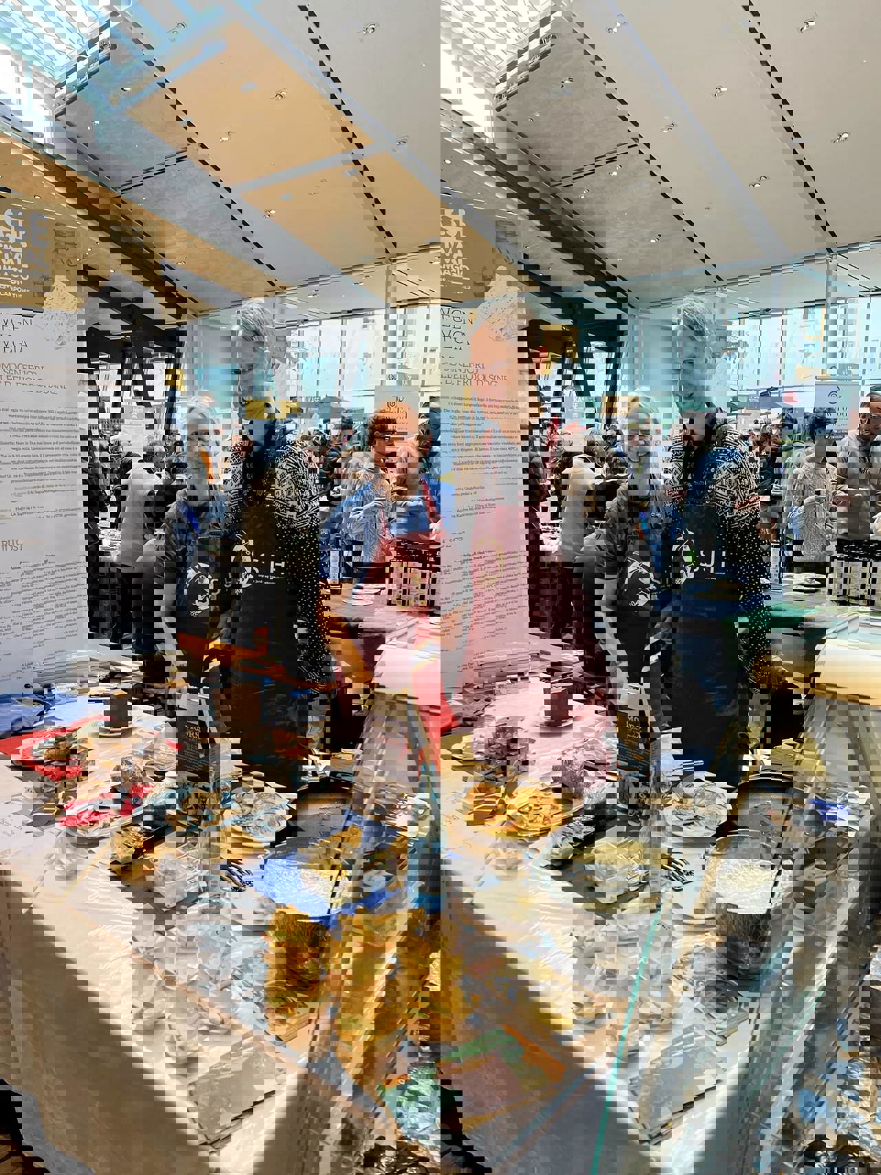 Standen til Sogn Jord- og Hagebruksskule på ostefestivalen med smaking av norske ostar og brunost med svele.