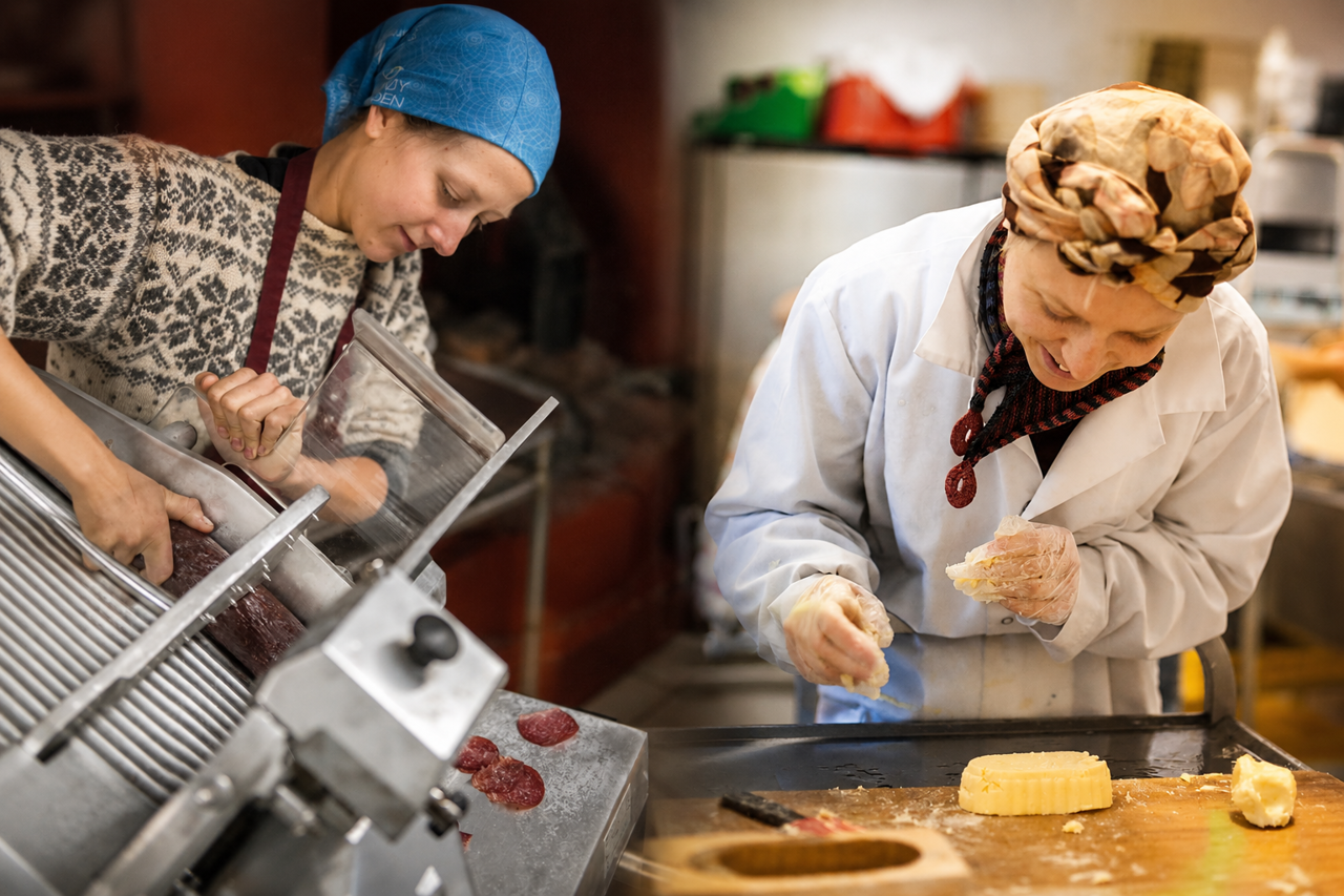 Praktisk kursverksemd ved Ressurssenteret på SJH med baking, foredling og handverksbasert matproduksjon.