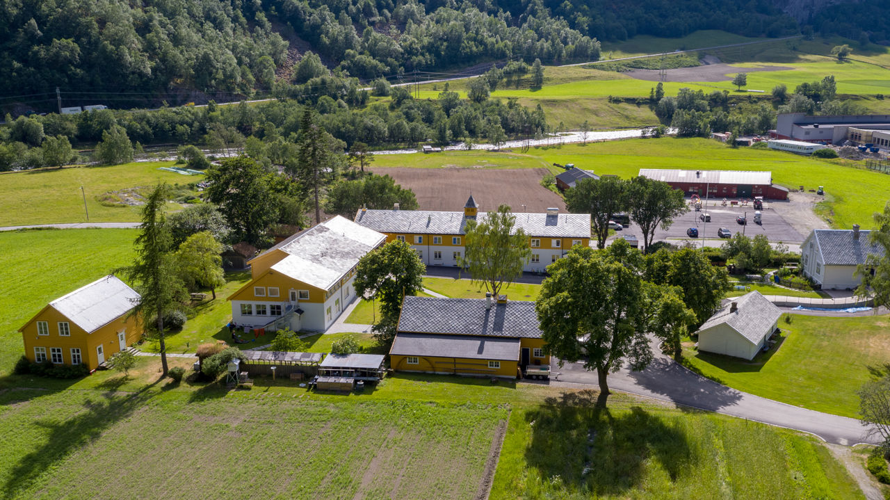 Skulegarden til Sogn Jord- og Hagebruksskule i Aurland – Noregs einaste heiløkologiske vidaregåande skule med naturbruk, fagskule, kurs og ressurssenter.